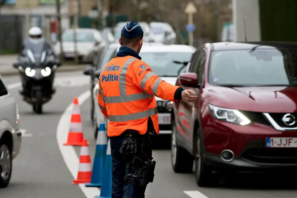 Een politieagent houdt een auto tegen bij een verkeerscontrole